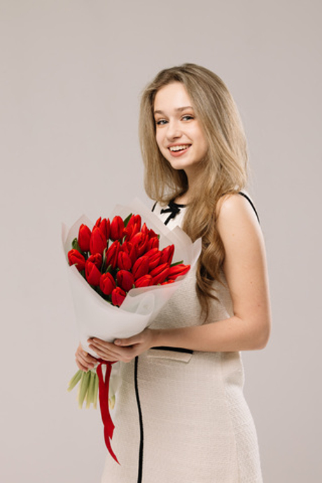 Моно-букет 25 алых тюльпанов