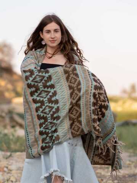 Теплый палантин с орнаментом