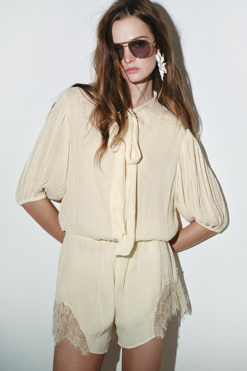 ZARA КОРОТКИЙ КОМБИНЕЗОН С КРУЖЕВОМ — ZW COLLECTION, ЭКРЮ/БЕЖЕВЫЙ