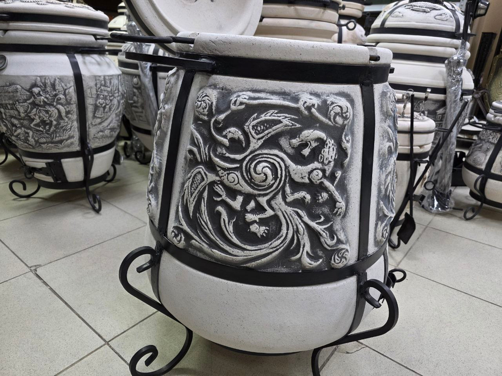 Если вы хотите купить тандыр в Казани, выбираете практичный и красивый тандыр для дачи и дома, обратите внимание на тандыр «Феникс». Это керамический тандыр с толщиной стенки 4,5–5,5 см, с термодатчиком (термометром), откидной крышкой на петлях и поддувалом на петлях, поэтому в нём удобно управлять жаром и готовить разные блюда. За счёт размеров (высота 81 см, корпус 52 см, горловина 28 см) тандыр подходит как тандыр для дачи, тандыр для дома и тандыр для беседки. Отдельный плюс модели — возможность готовить в несколько уровней: помещается этажерка Ø21 см на 4 яруса, что удобно для овощей, рыбы и закусок одновременно. В комплекте есть 8 шампуров, совок и кочерга, а также тандыр с подставкой — поэтому его часто выбирают как готовое решение “поставил и готовь”. Если нужен тандыр с доставкой, поможем быстро оформить: тандыр в наличии в Казани, доступен самовывоз и отправка в регионы.