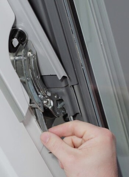 Регулировка, смазка шарниров, уплотнителей мансардного окна