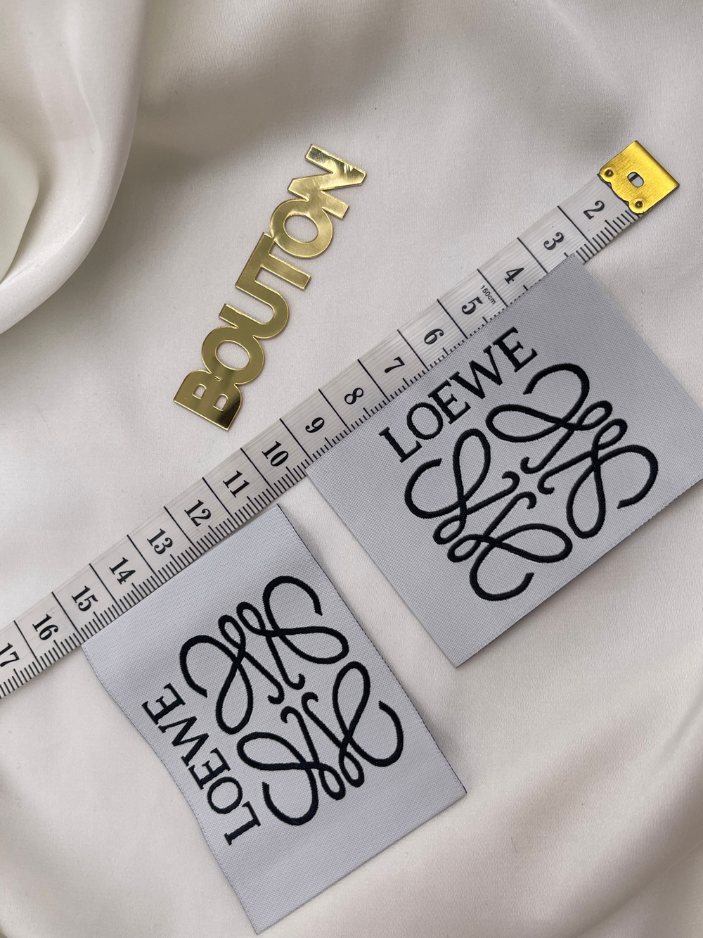 Бирка Лоэв белого цвета 69х51 мм