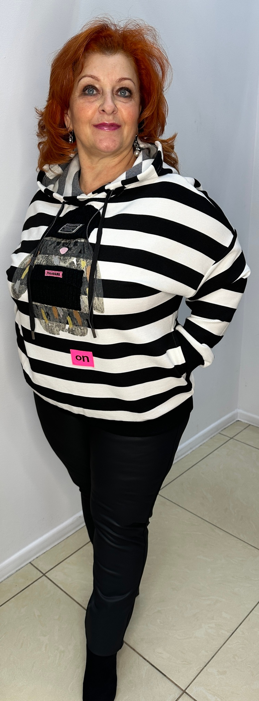 Полосатая толстовка с изображением зайца