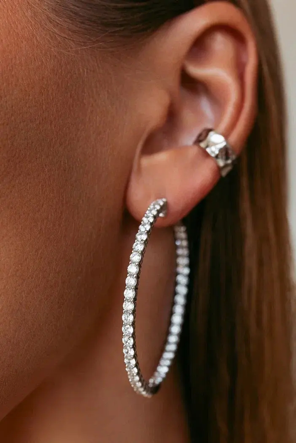 Массивные серьги-конго с россыпью камней