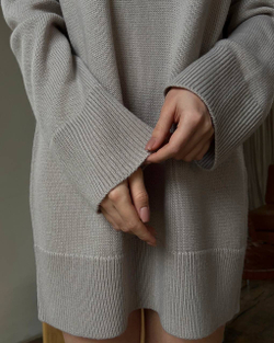 Платье вязаное мини с горлом