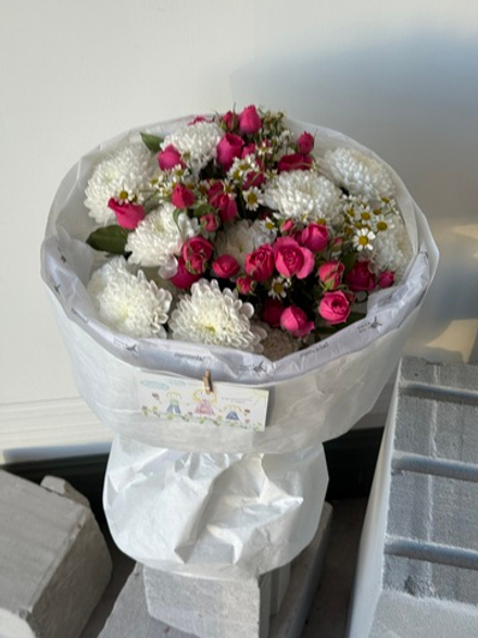 Букет из кустовой пионовидной розы, хризантемы и ромашки