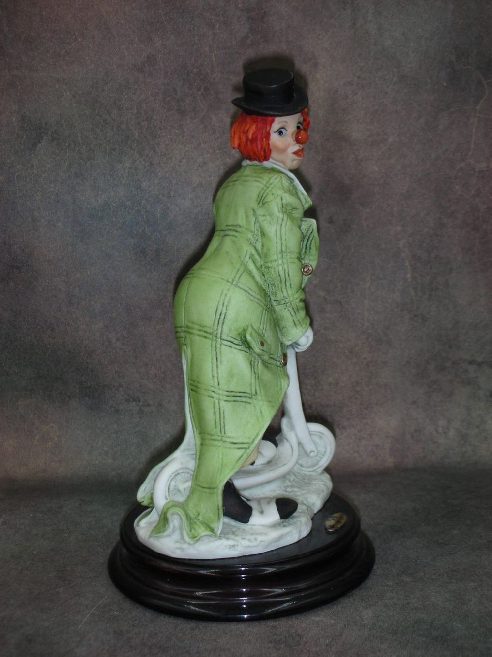 Статуэтка. Фарфор. Клоун на самокате. Capodimonte. Италия