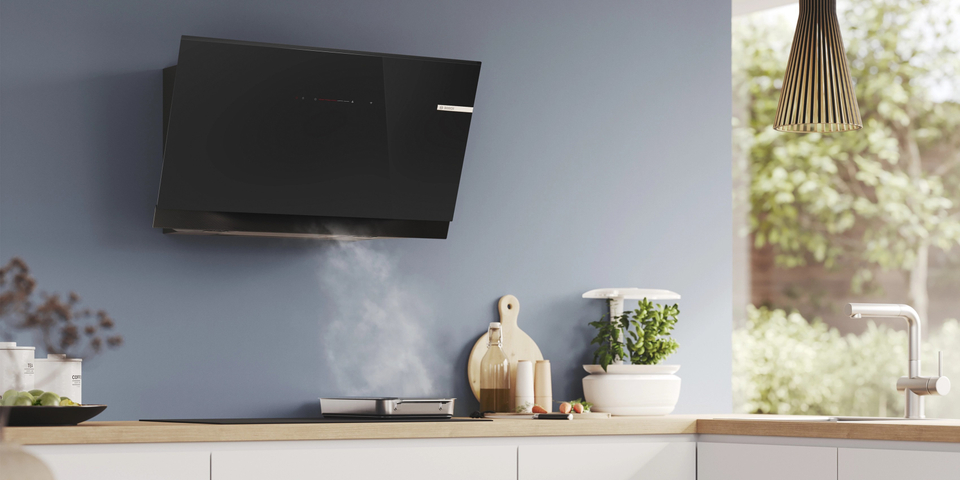 Забудьте о неприятных запахах во время приготовления благодаря кухонным вытяжкам Bosch.