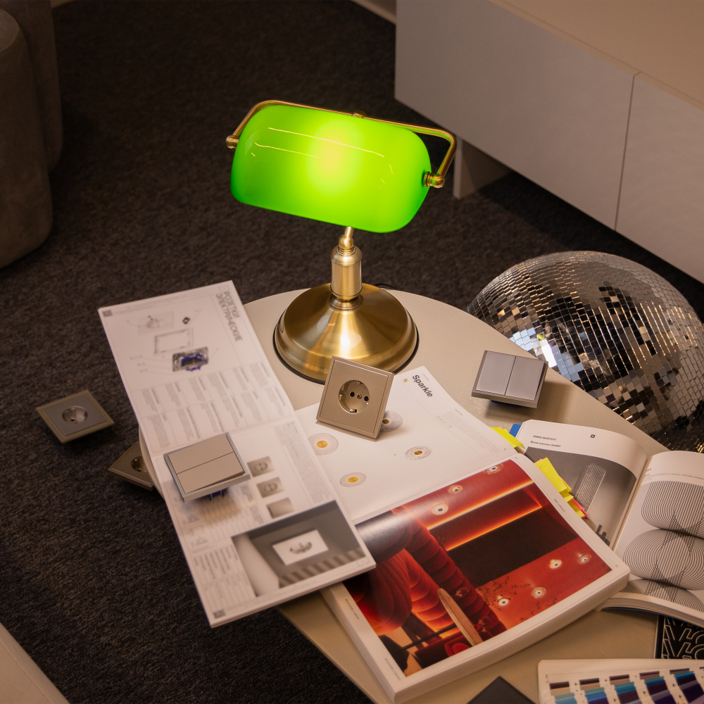 Настольный светильник Maytoni Z153-TL-01-BS