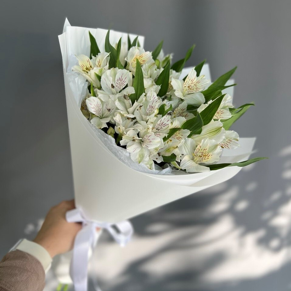 Букет из белой альстромерии