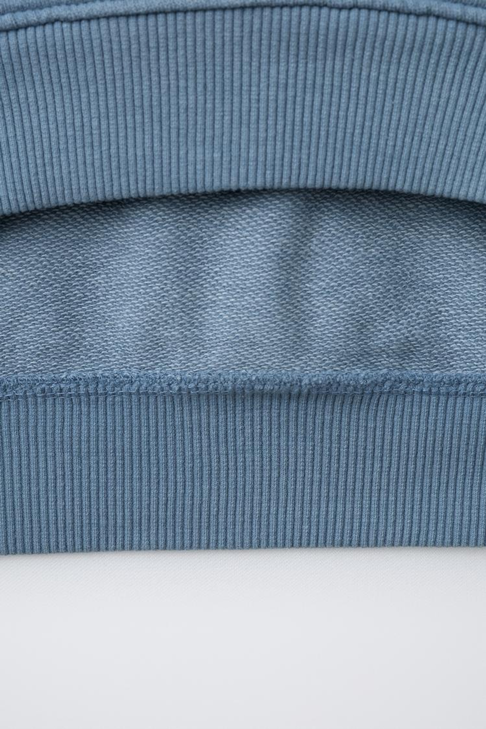 ZARA ТОЛСТОВКА С КАПЮШОНОМ И КАРМАНОМ, СИНИЙ