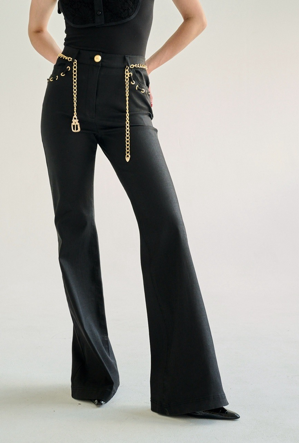 Джинсы стрейчевые с высокой посадкой , моделирующие фигуру с легким глянцевым напылением