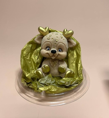 Фигурка из шоко глазури «Олененок Дени новогодний» бежевый/золотой