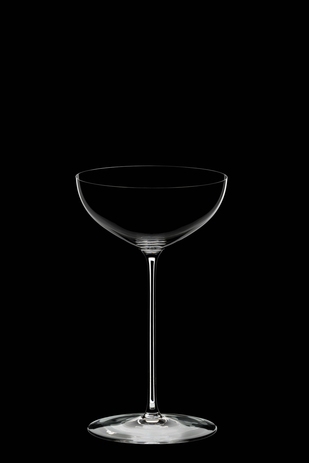 Бокал для мартини 240мл Riedel Superleggero Martini Австрия пустой черный фон