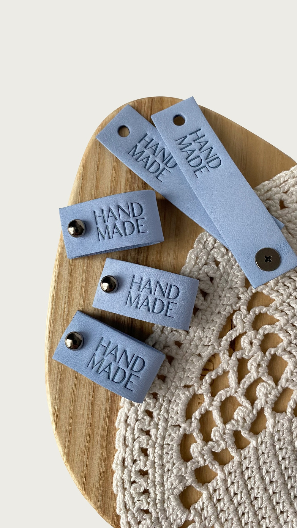 НОВИНКА Кожаные бирки с тиснением на кнопке "Hand Made"