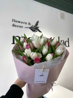 Букет из 25 белых и ярко-розовых тюльпанов