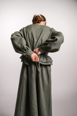 Платье с V-вырезом, поясом-баской и длинным рукавом из крапивы цвета хвои