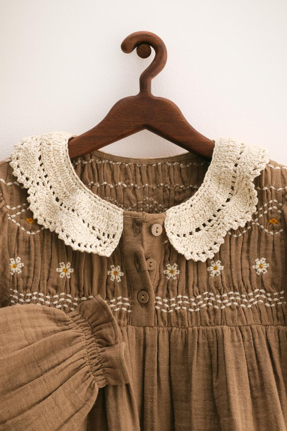 ZARA TIMELESS — ПЛАТЬЕ С ВОРОТНИКОМ, ВЯЗАНЫМ КРЮЧКОМ, РЫЖЕВАТО-КОРИЧНЕВЫЙ