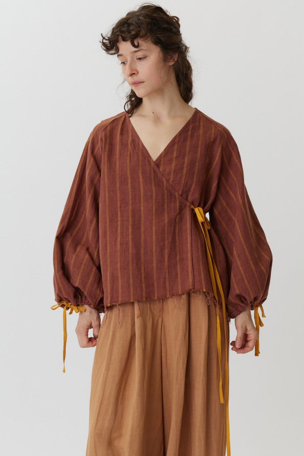 Блузка на запах из коричневого льна в полоску