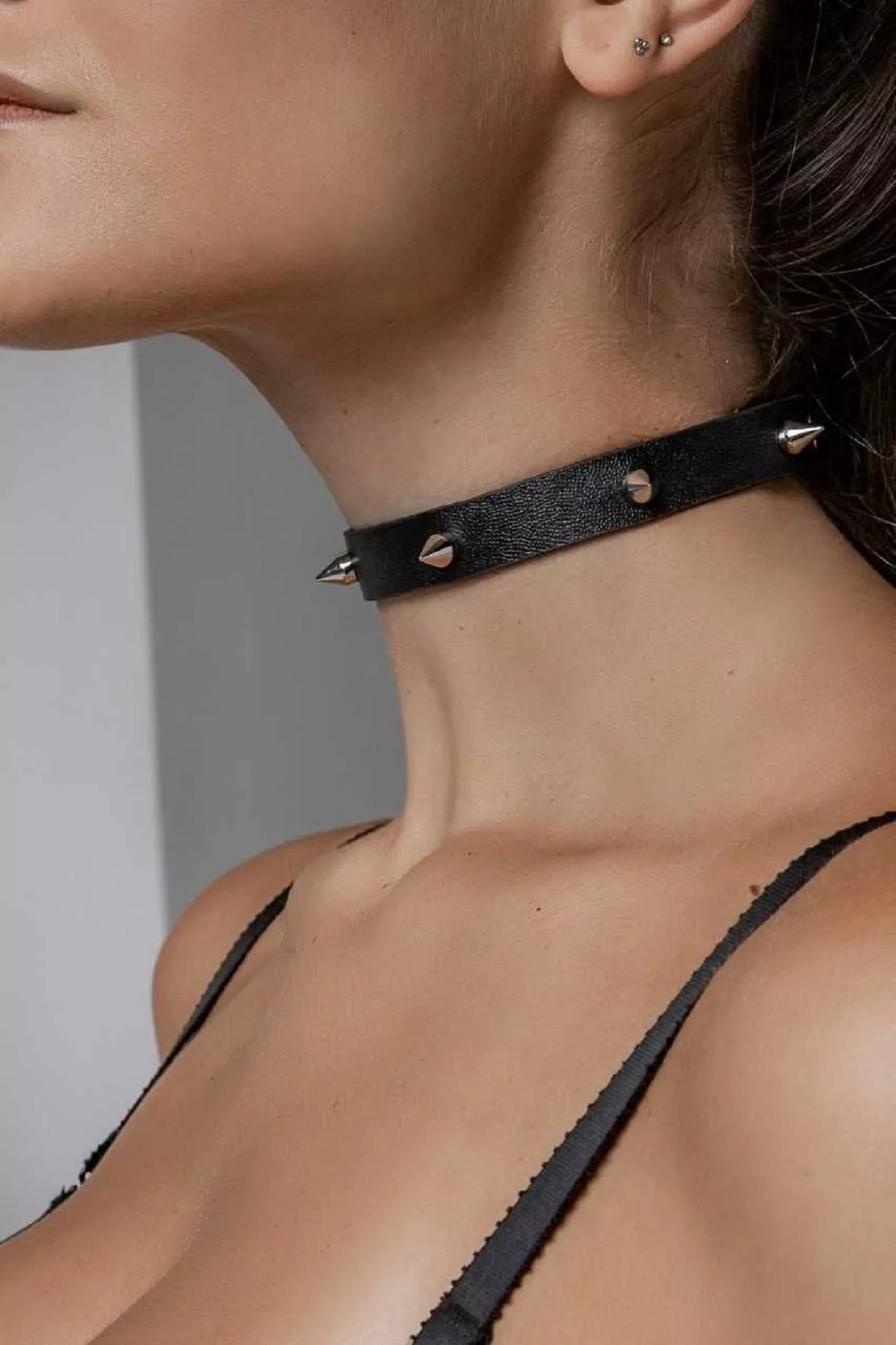 Чокер с шипами кожа черный