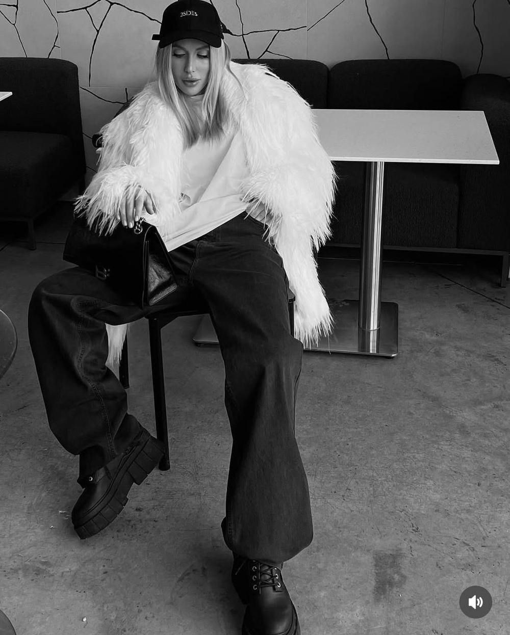 Шуба из эко-меха страуса молочная