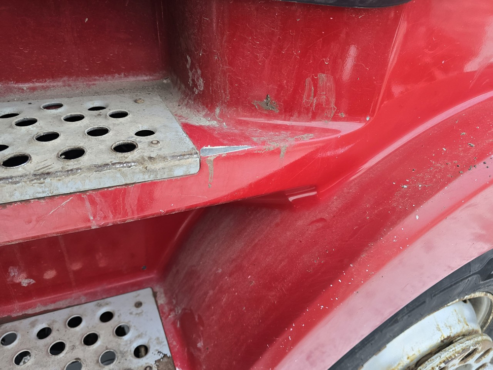 Корпус подножек левый