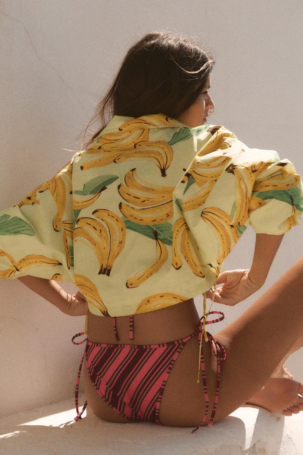 ZARA УКОРОЧЕННАЯ КУРТКА С ФРУКТОВЫМ ПРИНТОМ, ЖЕЛТЫЙ