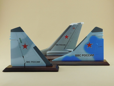 «Стальное оперение» — сувенирный киль самолёта ВВС России на подставке