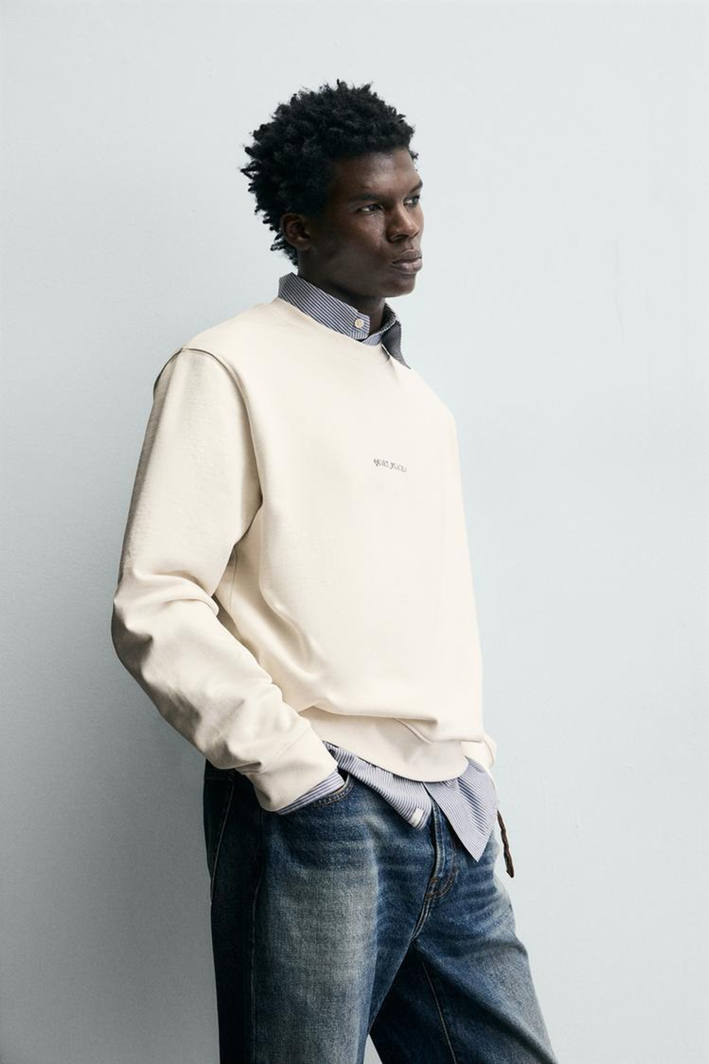 ZARA ТОЛСТОВКА КЛАССИЧЕСКОГО КРОЯ С ПРИНТОМ, ЖЕЛТОВАТО-БЕЛЫЙ