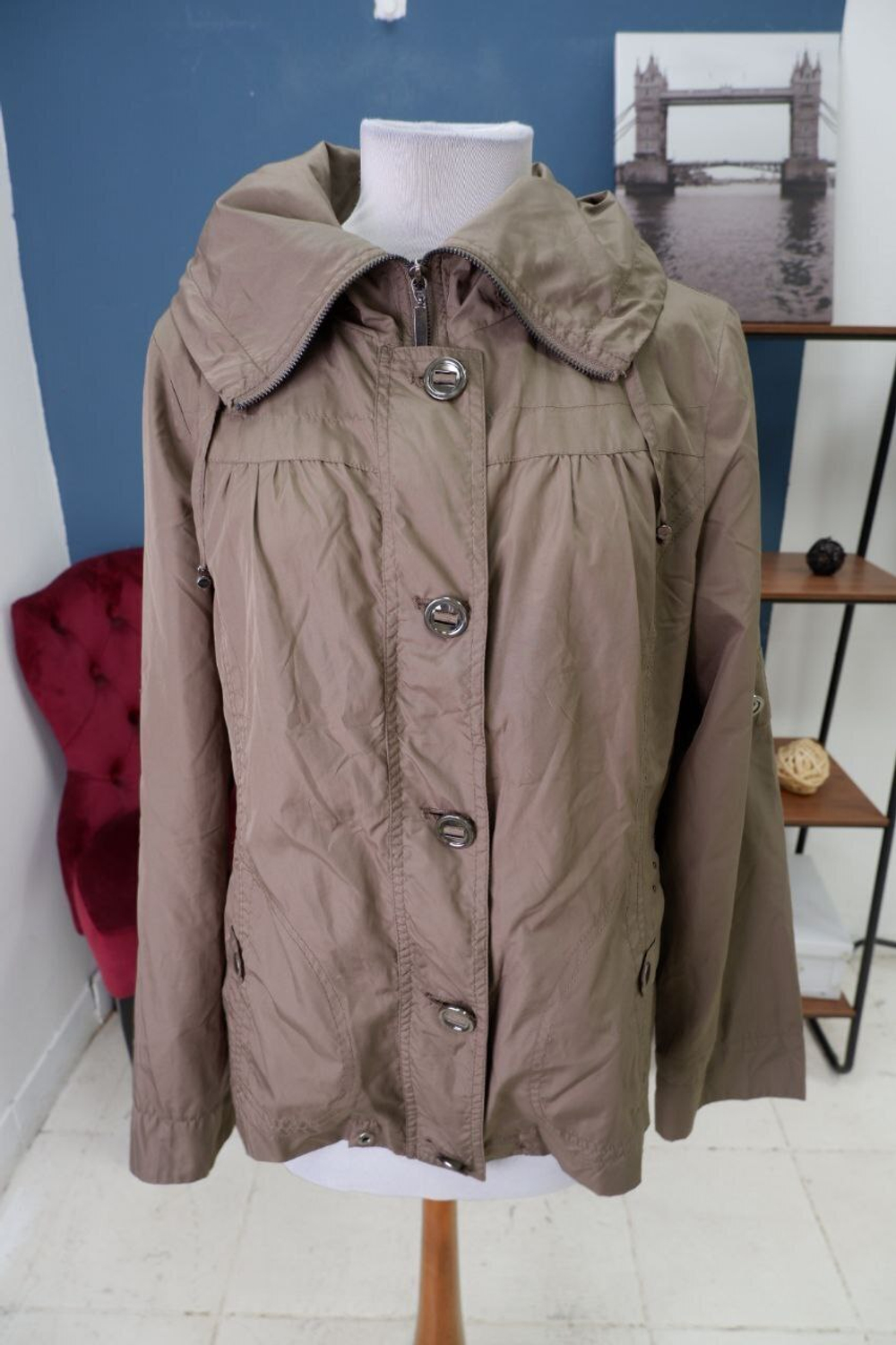 Ветровка Jessica светлая 48 размер