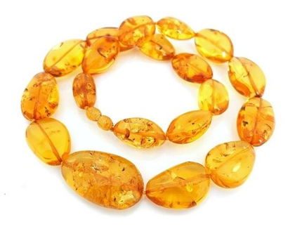 Эффектные бусы из крупного янтаря