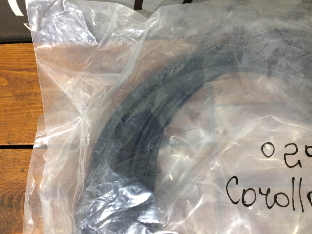 Уплотнитель крышки багажника Corolla (E210) Новый Оригинал 6446102300