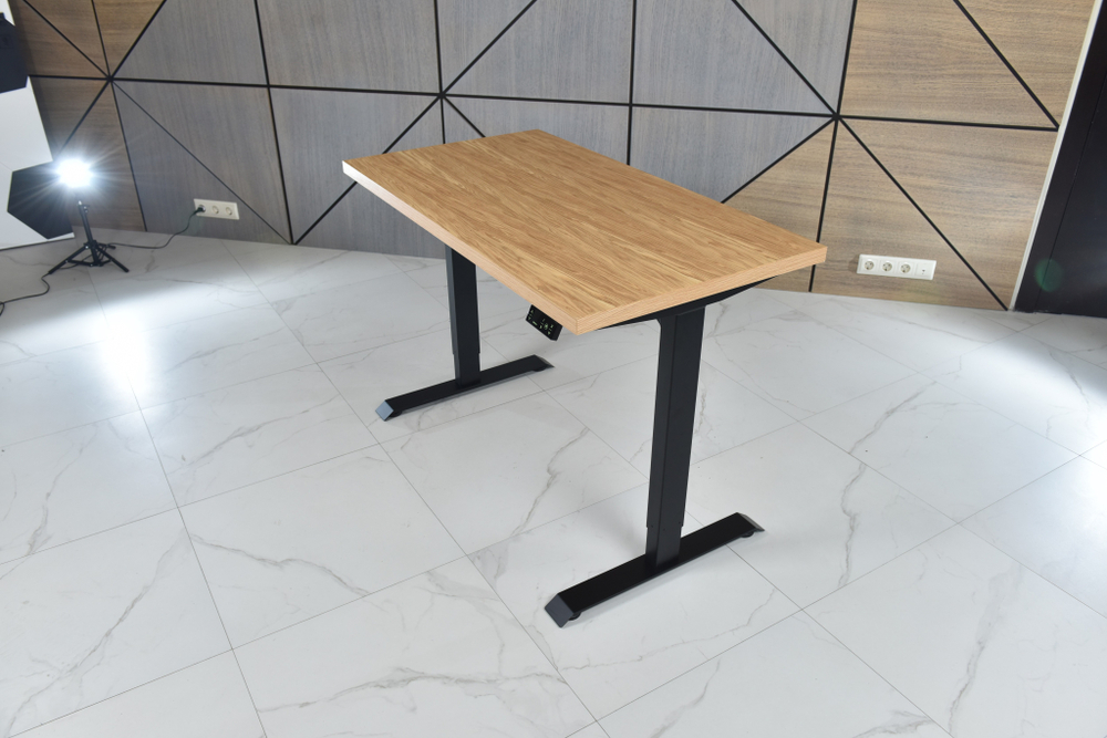 Регулируемый компьютерный стол Bazalt с регулировкой по высоте — столешница МДФ Дуб европейский