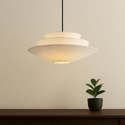 Современная подвесная люстра с многоуровневым плафоном.