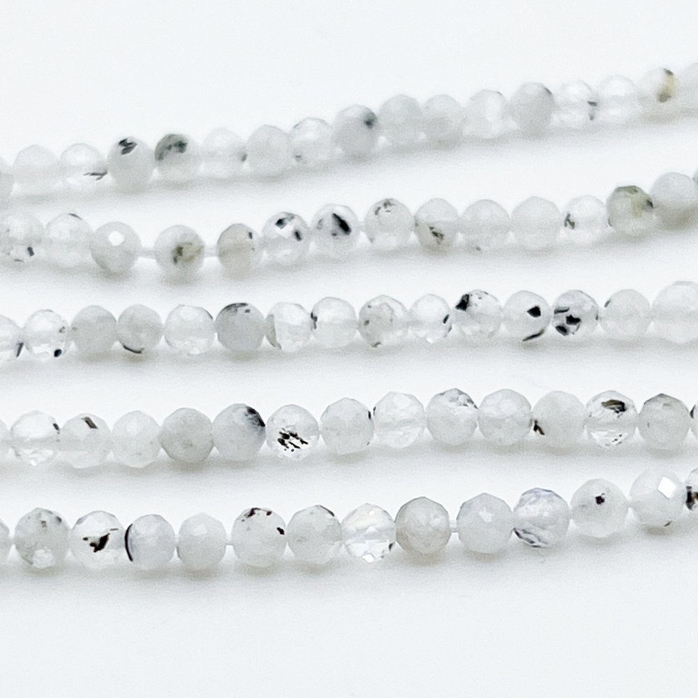 Лунный камень с включениями граненый, размер около 2,6-2,9 мм, цена за 69-70 шт (1/2 нити)