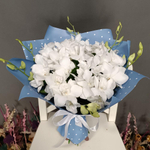 Букет из 41 белой орхидеи