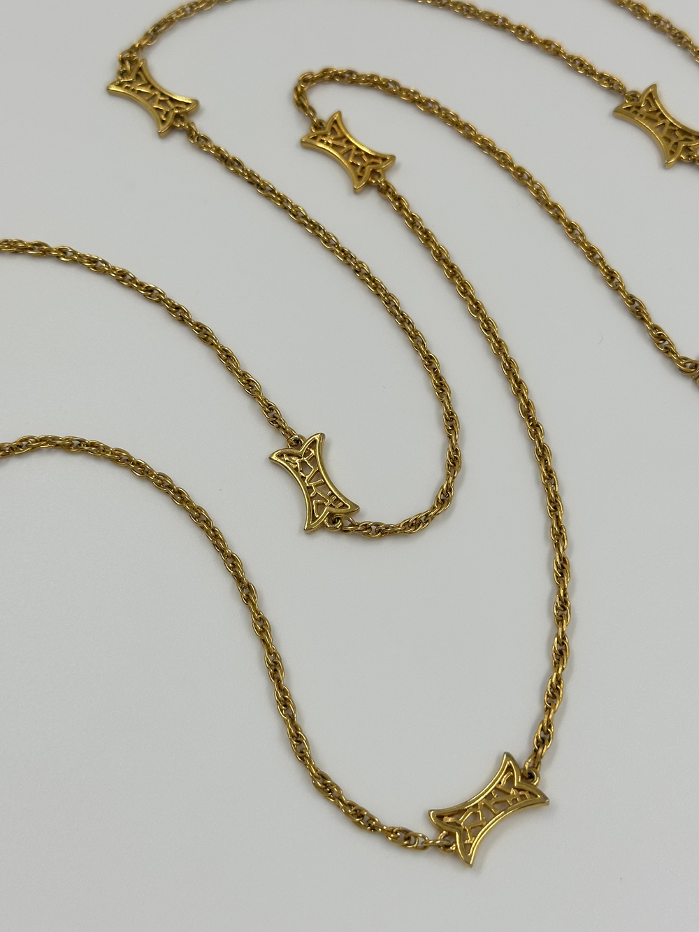 Цепь с декоративными элементами