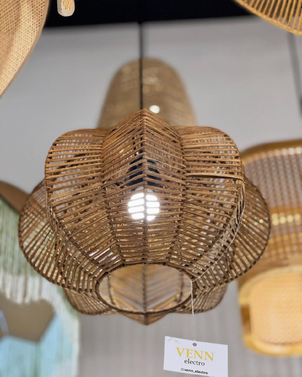 Изящная подвесная люстра из натурального ротанга с лепестковой формой.