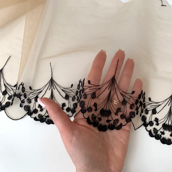 Вышивка на сетке телесная/черная 22 см