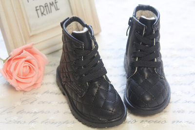 Ботинки детские однотонные стеганые на шнурках