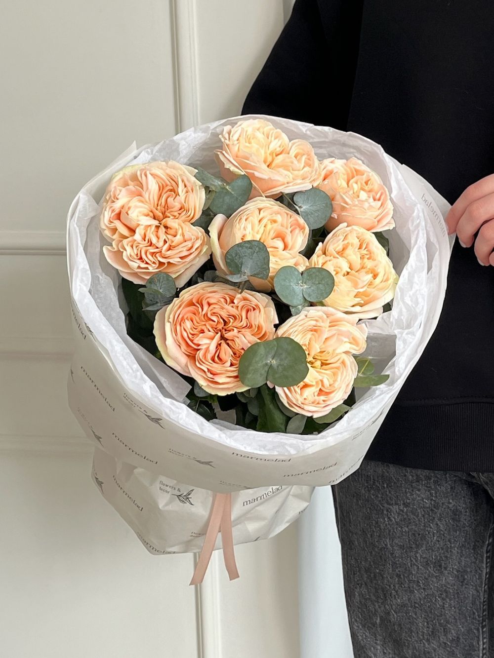 Моно букет из пионовидной розы в персиковом оттенке