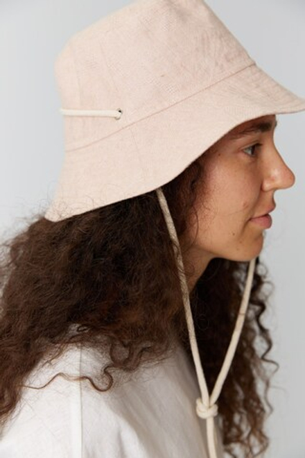 Панама из льна розового цвета