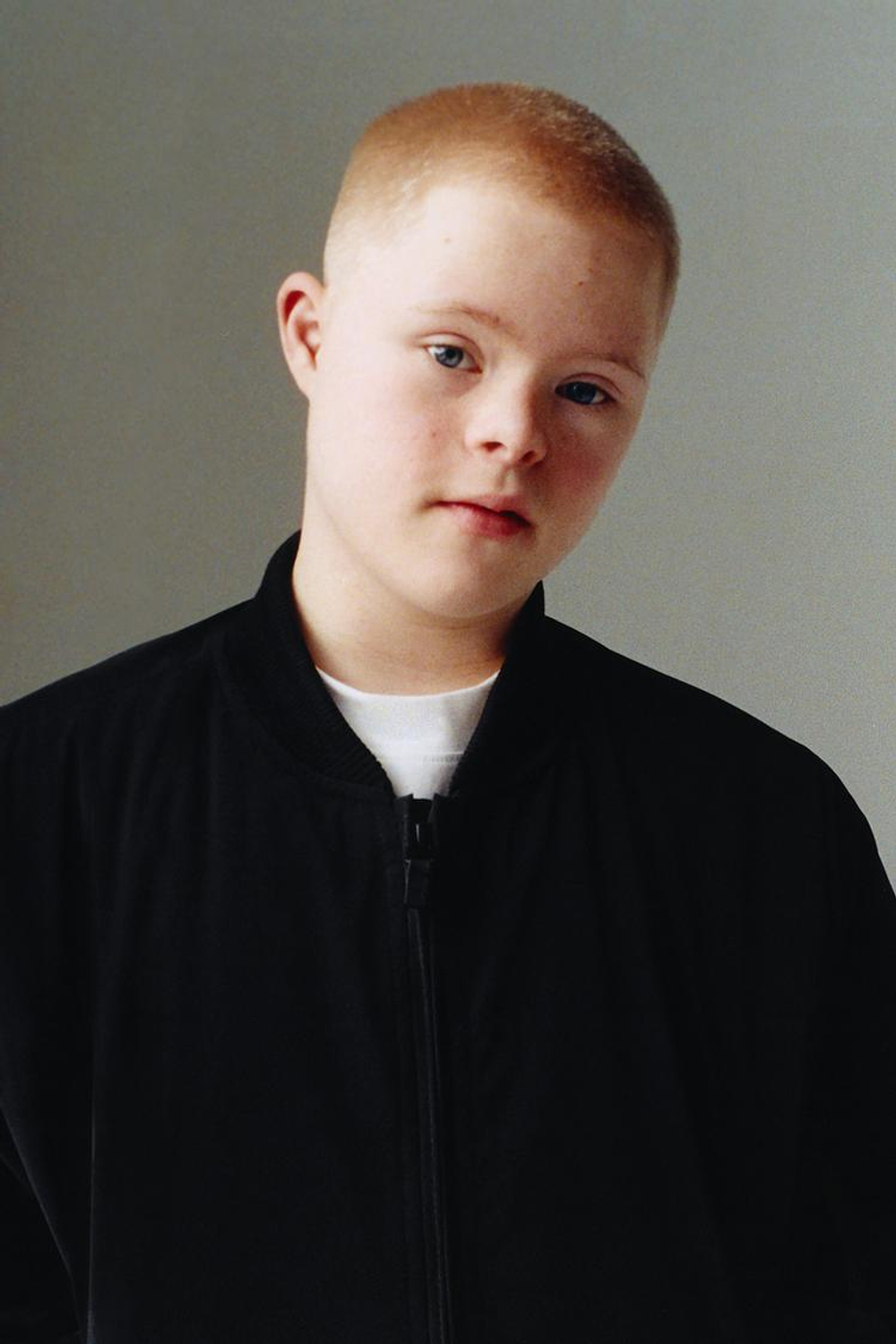 ZARA ПРОРЕЗИНЕННЫЙ БОМБЕР С ОТСТЕГИВАЮЩИМСЯ ФЛИСОВЫМ КАПЮШОНОМ, ЧЕРНЫЙ