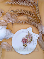 Брошь "Игривая веточка Розы"Выполнена из метала, страз и цирконов.