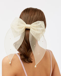 Бант из бежевой сетки расшитый жемчугом М