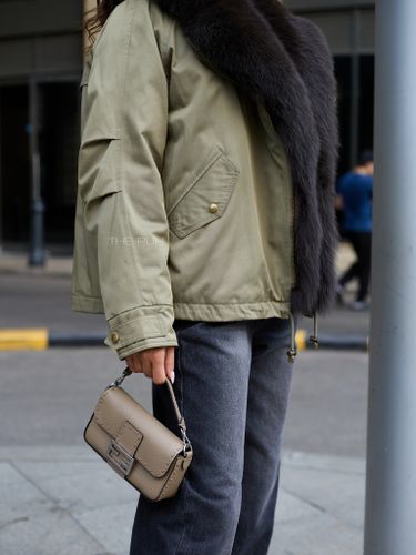 Пуховая парка цвета хаки с мехом лисы