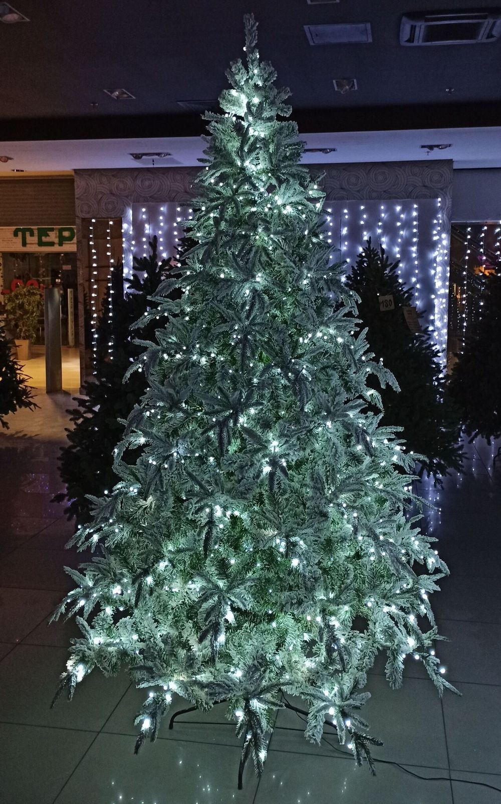 Заснеженная елка с гирляндой «Форесто» холодный свет (Литая+пвх) 150 см / 1,5 м