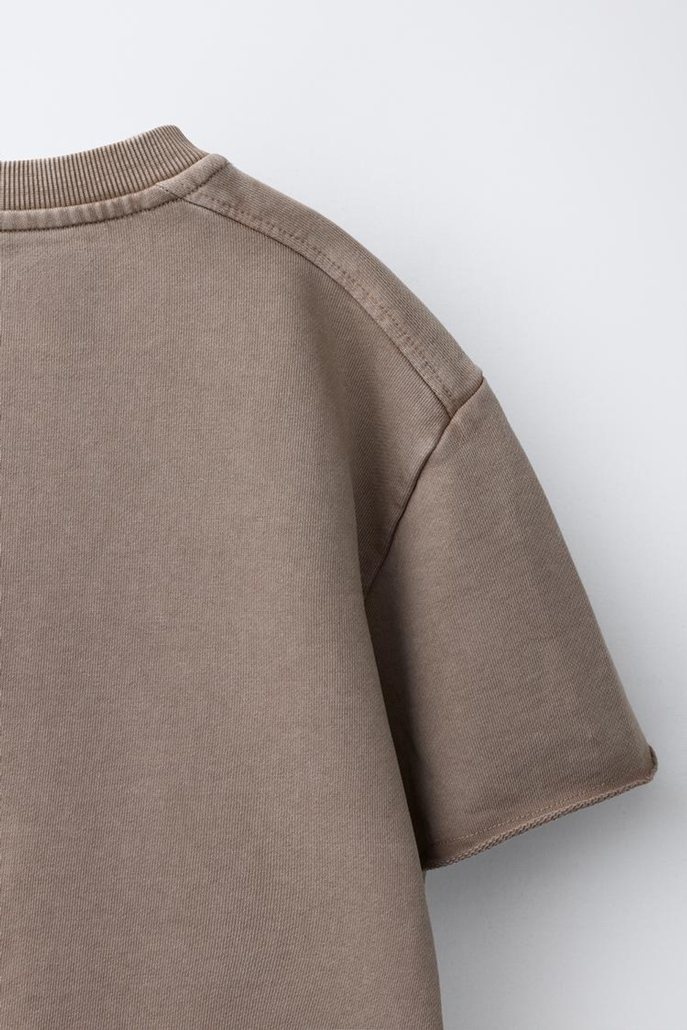 ZARA ФУТБОЛКА С ЭФФЕКТОМ ПОТЕРТОСТИ, СЕРОАТО-КОРИЧНЕВЫЙ