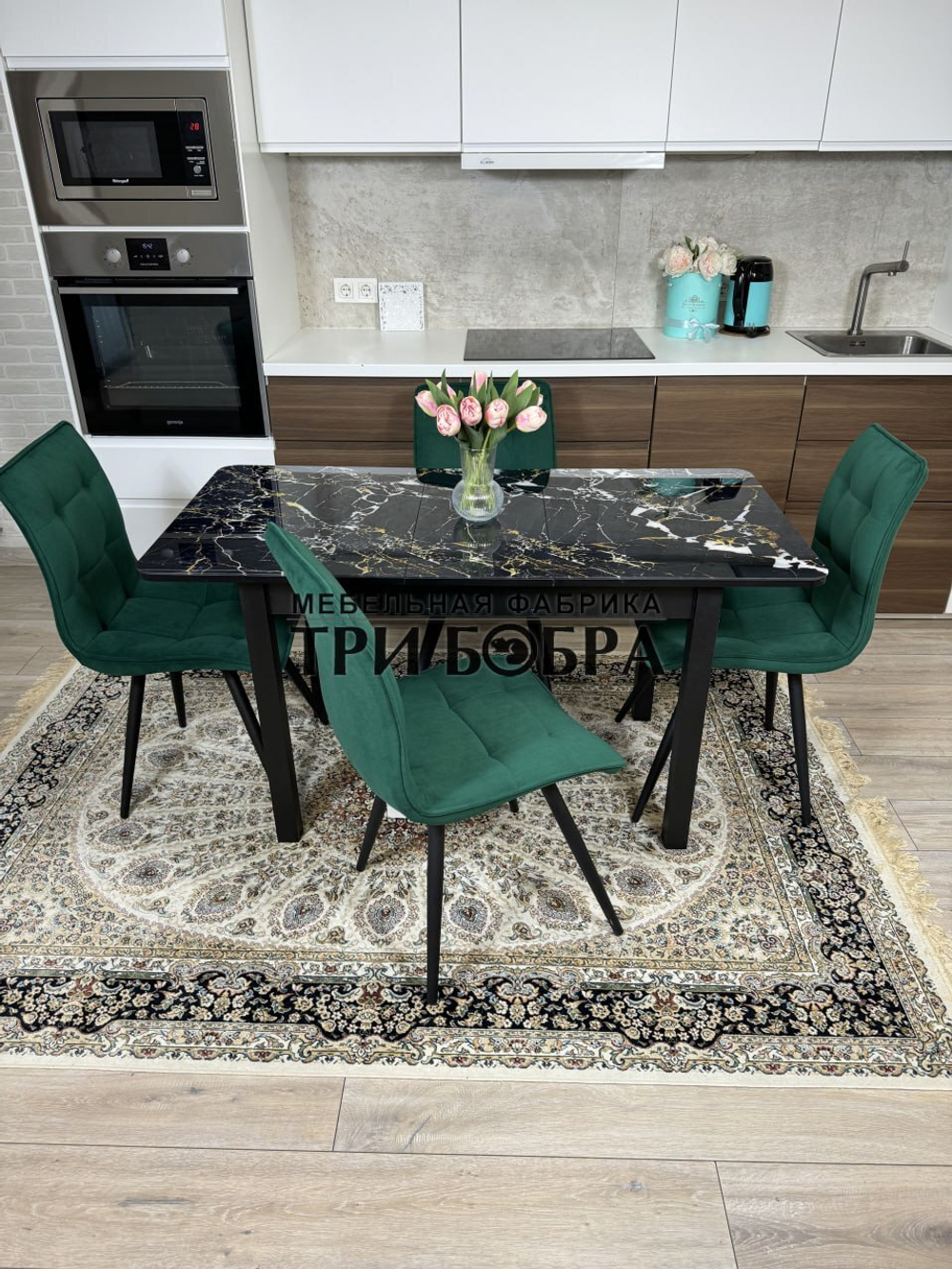 Стеклянный раздвижной стол "Черный мрамор" и стулья "ГУЧИ" изумруд