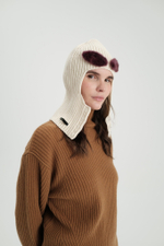 Молочная балаклава с фиолетовыми бровями из меха норки